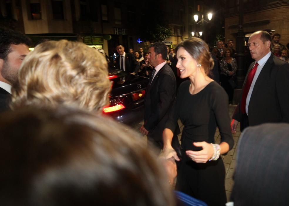 Salida de los Reyes, saludando a la gente, del concierto de los Premios Princesa