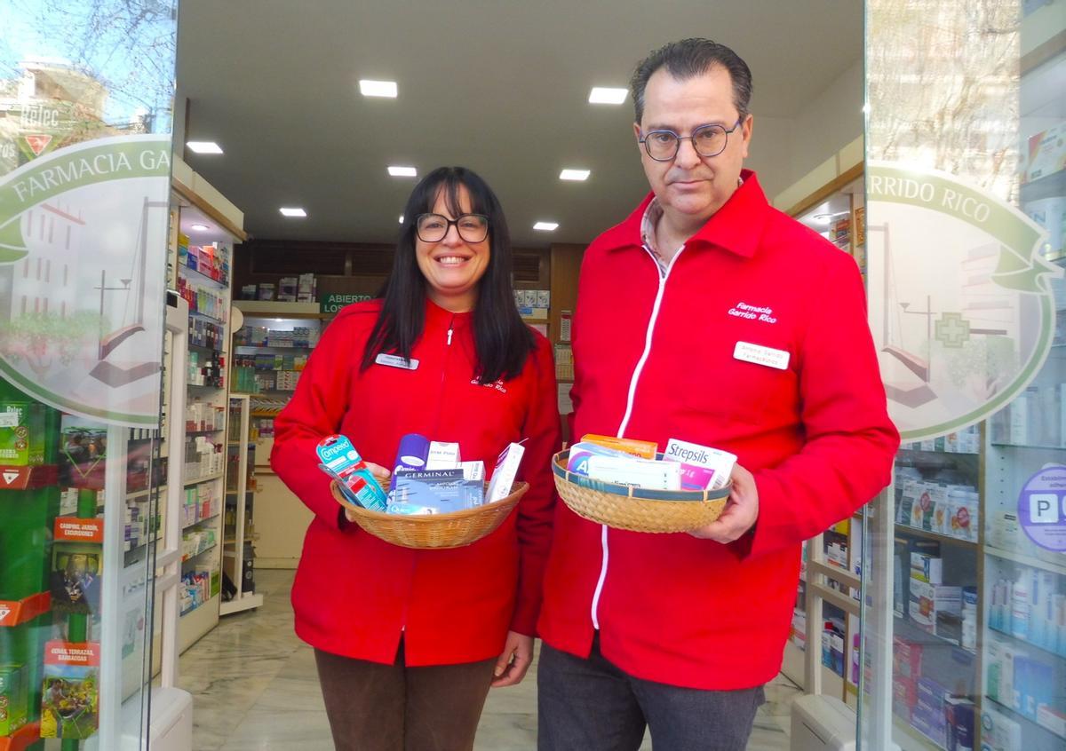 El farmacéutico Antonio Rico y la auxiliar Nieves Almansa muestran los productos más vendidos.