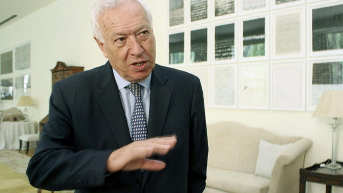 El ministro de Exteriores, José Manuel García-Margallo, atiende a los medios, el pasado 26 de junio.