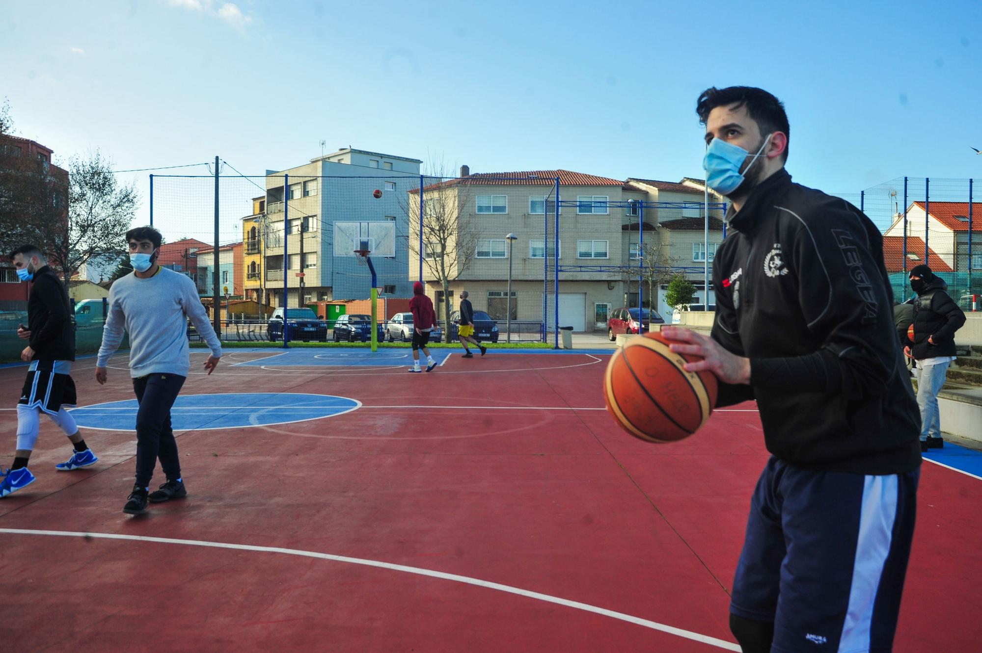 El Club Baloncesto O Meco entrena en la calle ante el cierre de las instalaciones deportivas municipales