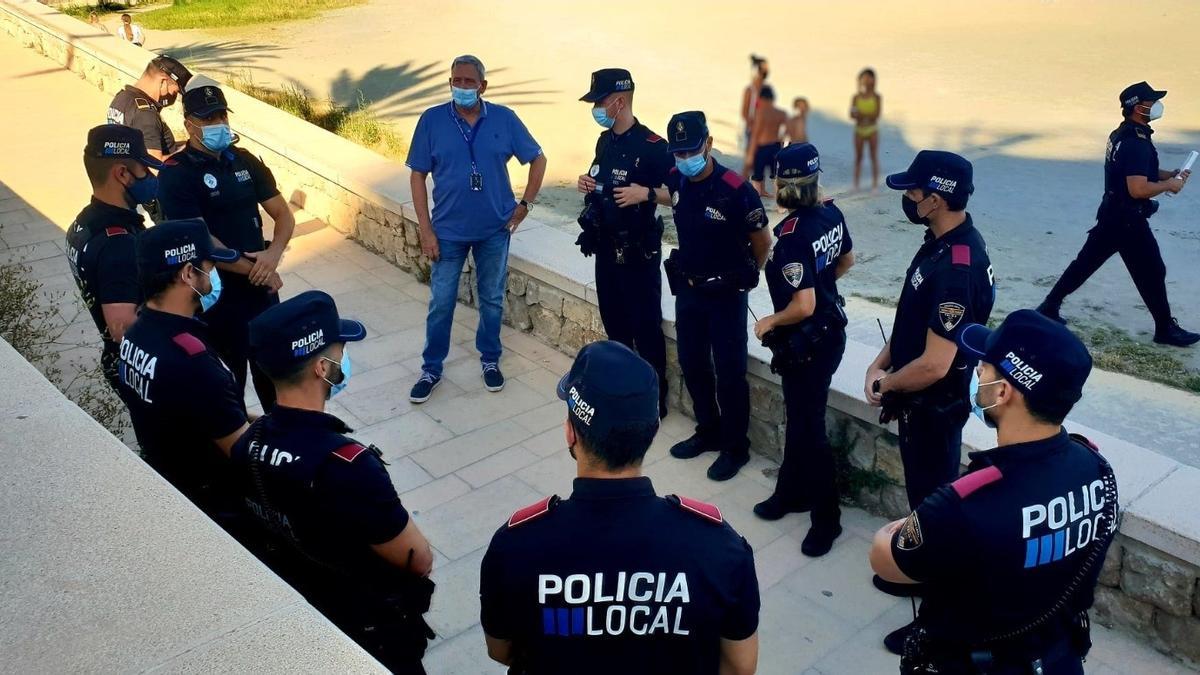 Agentes de la Policía Local en una playa de Palma por el dispositivo especial de San Juan 2021.