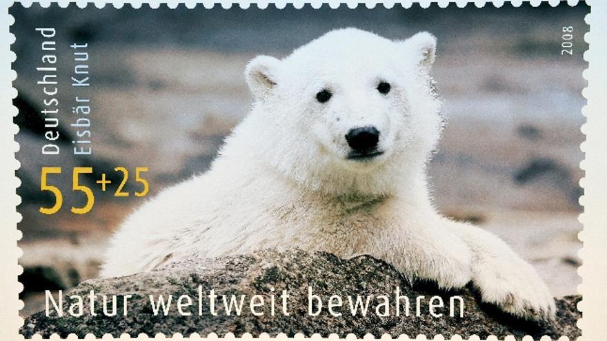 Una reproducción del sello de edición limitada emitido en Alemania que muestra a la cría de oso polar &quot;Knut&quot;, en Berlín. En la estampilla se lee &quot;Proteged la Naturaleza en todo el mundo&quot;. Su precio es de 80 céntimos de euro, 55 para su uso postal y 25 destinados a la conservación del Medio Ambiente. EFE/Gero Breloer.