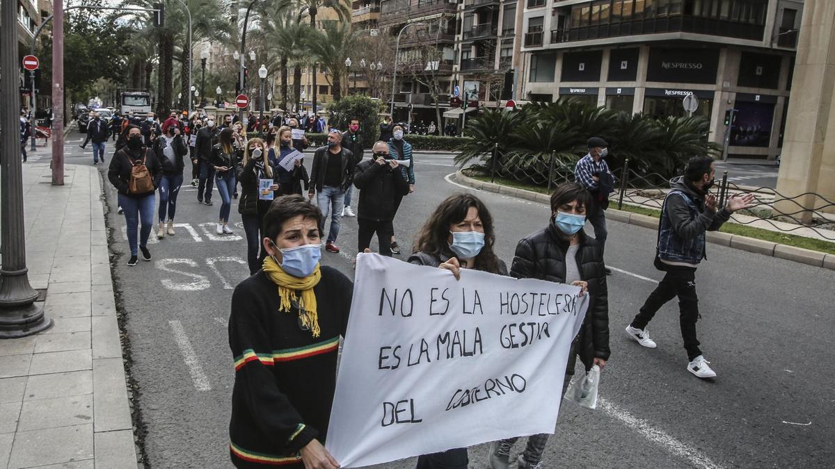 Protesta de los hosteleros en Alicante contra el cierre de la hostelería