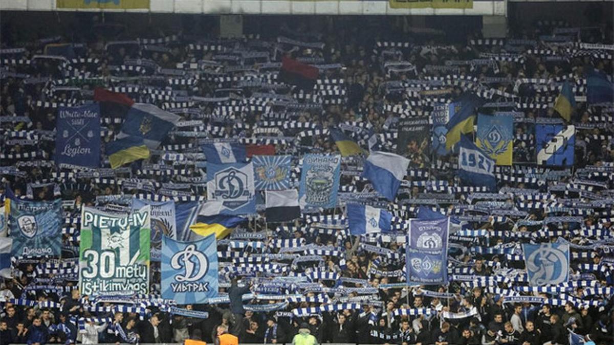 Los aficionados del Dinamo de Kiev animan a su equipo en el partido frente al Chelsea