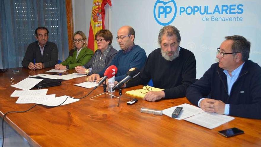 Concejales del Grupo Municipal del PP, ayer, en la sede del partido.