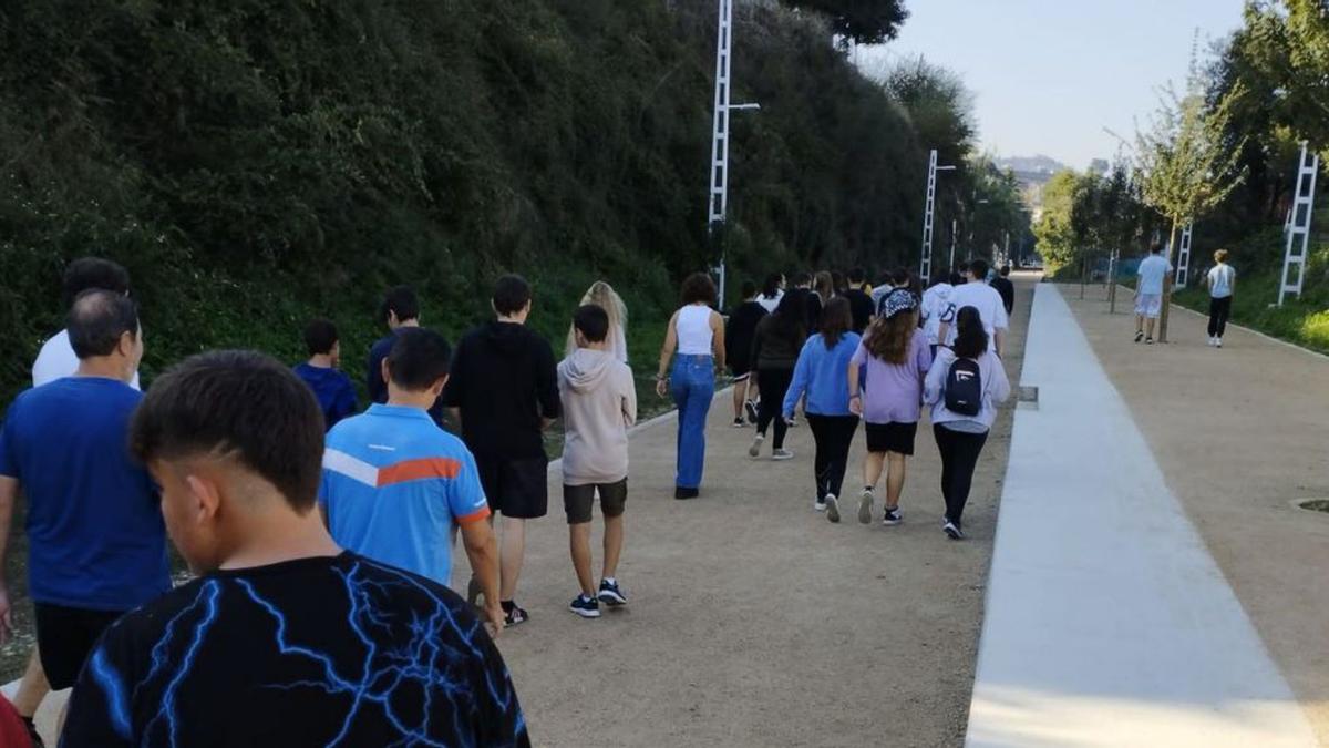 Los alumnos del Instituto de Chapela, ayer, durante el recorrido  realizado por la vía verde.   | // FDV