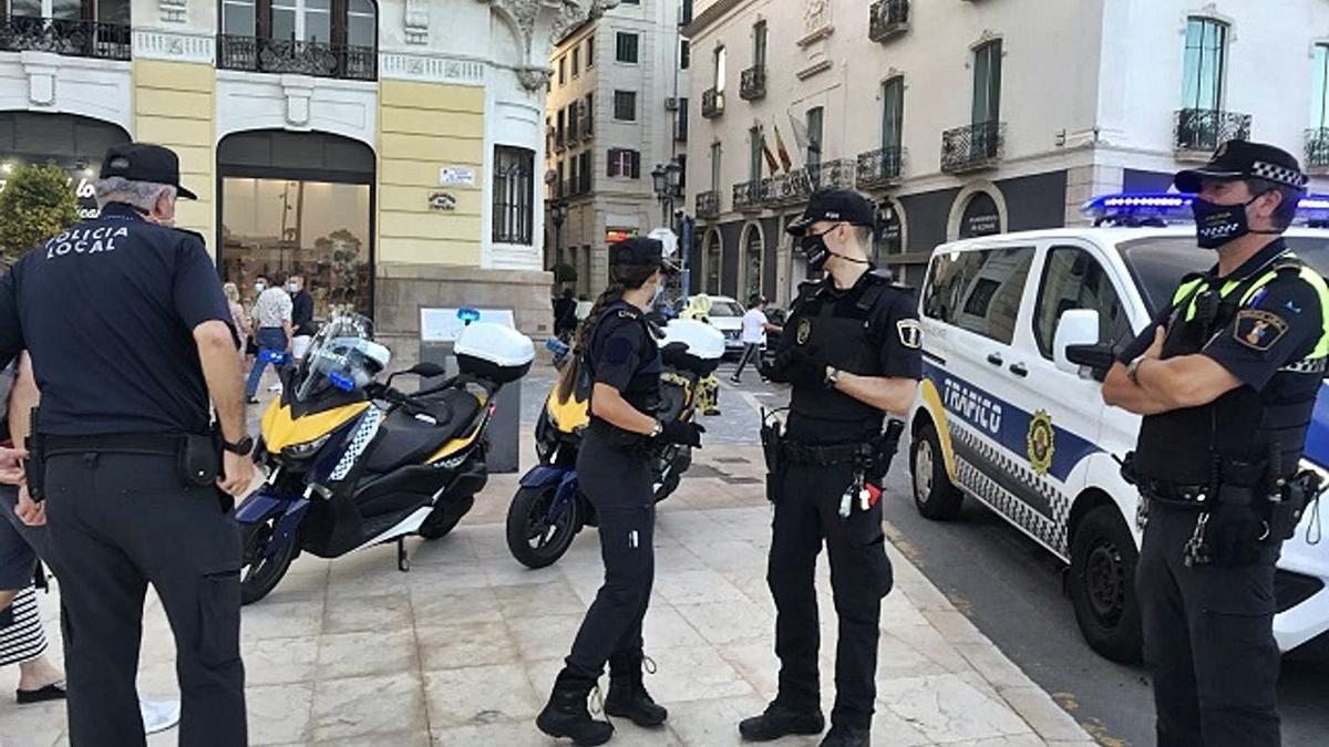 Un momento del dispositivo antibotellón en las calles de Alicante. | INFORMACIÓN