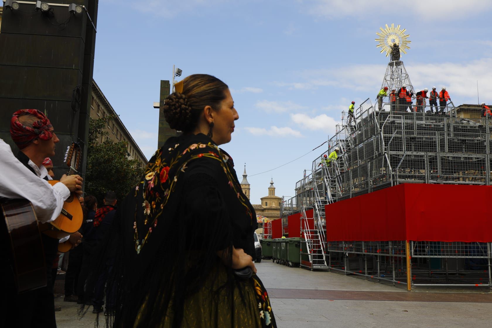 La Virgen ya preside la plaza del Pilar