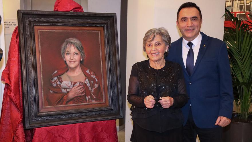 El pintor malagueño Antonio Montiel presenta el retrato de Rosa Francia, mujer del alcalde y catedrática de Latín.