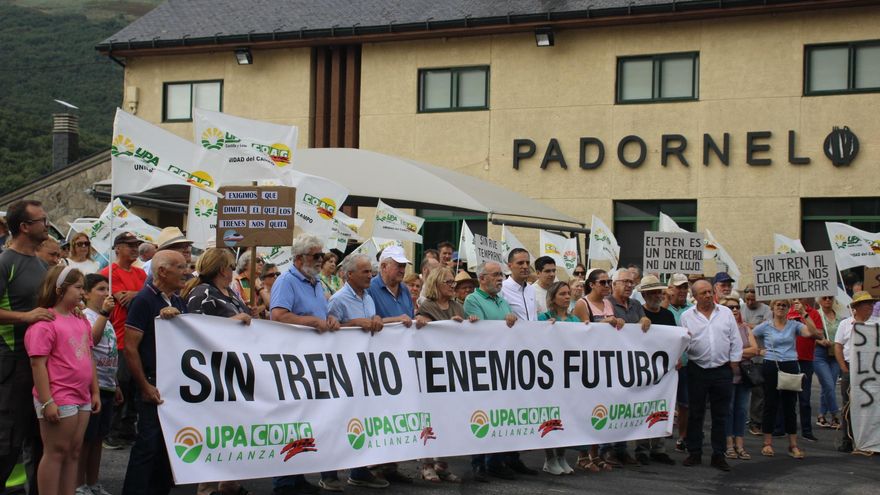 Casi 200 personas reclaman en Padornelo la reposición de frecuencias de AVE