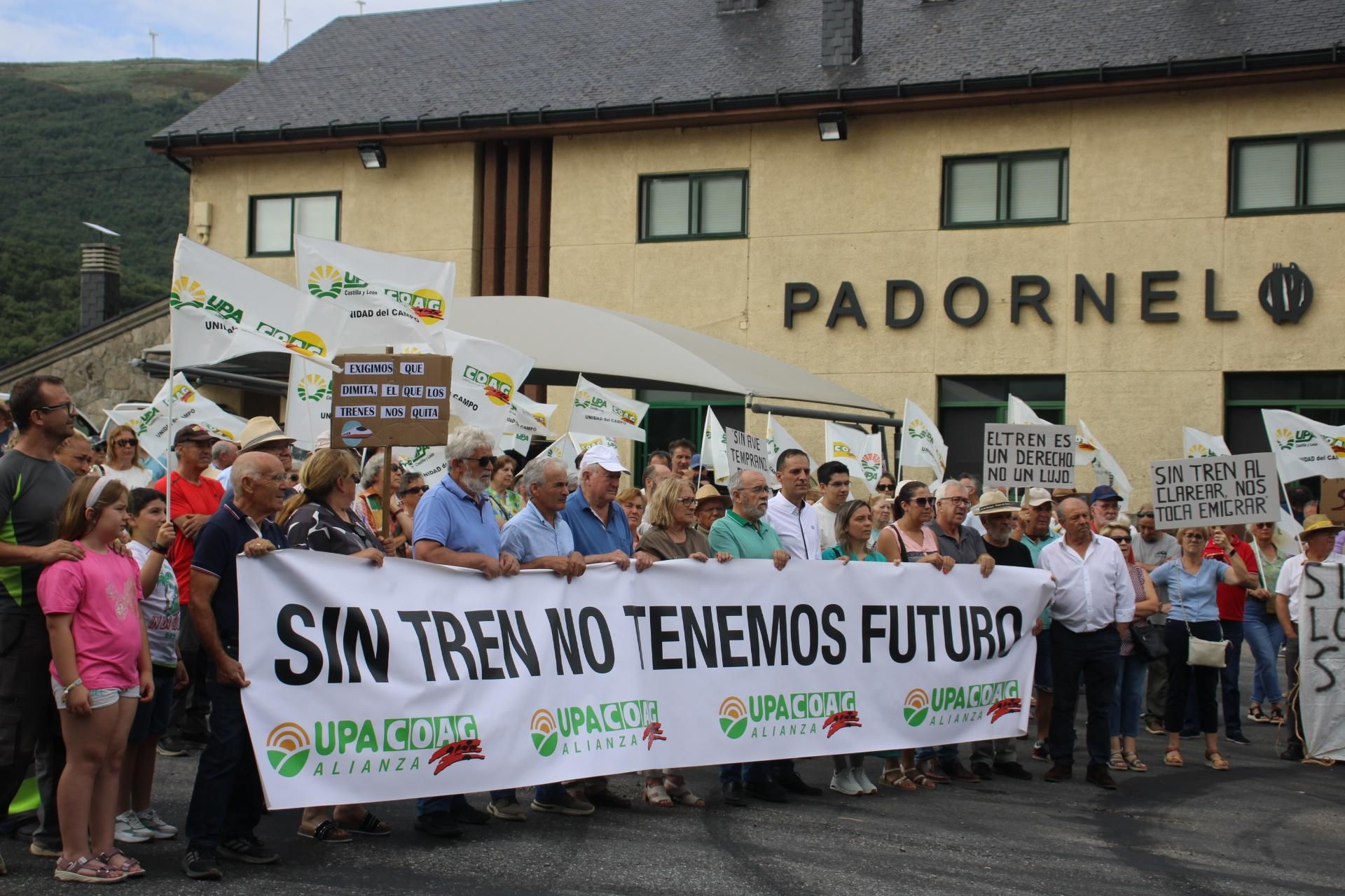 Casi 200 personas reclaman en Padornelo la reposición de frecuencias de AVE
