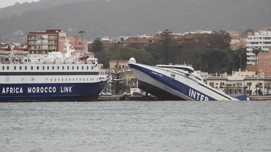 El temporal hunde un ferri abandonado en Algeciras