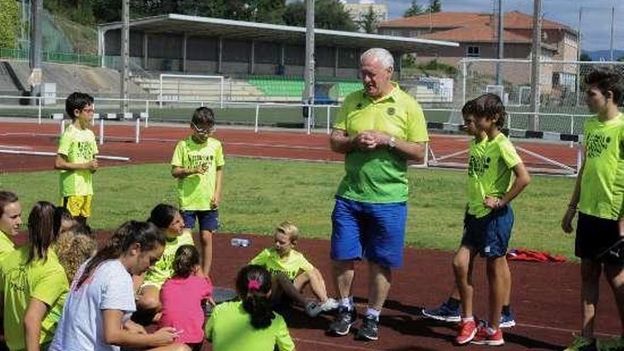 José Manuel Hermida se dirige a los niños. // I. Abella