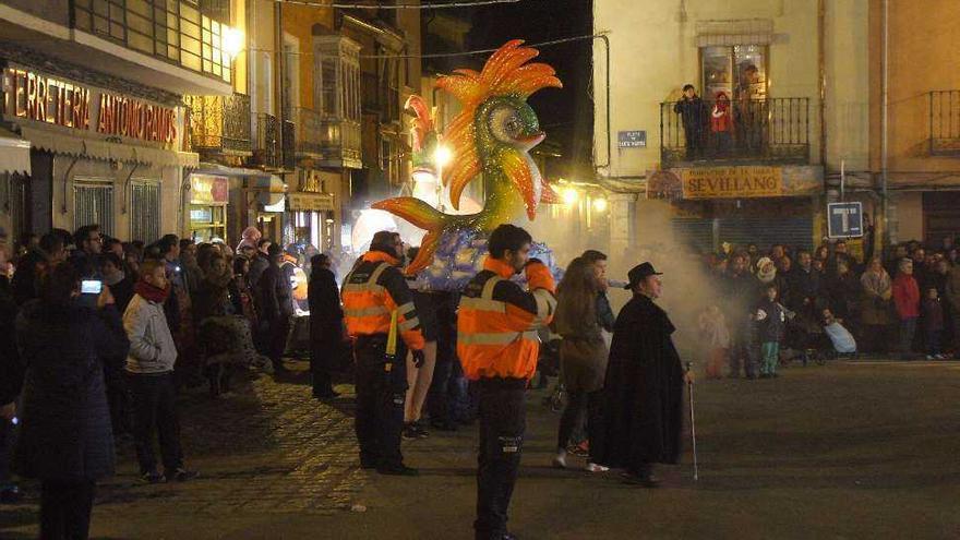 El público espera el paso del cortejo fúnebre en la plaza de Santa Marina. Foto