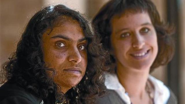 Nadia Ghulam (izquierda) y Agnès Rotger, coautoras de 'El secreto de mi turbante', ayer en Barcelona.