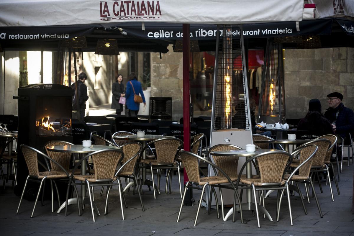 BCN prohibeix les estufes de gas en terrasses a partir de l’1 de gener