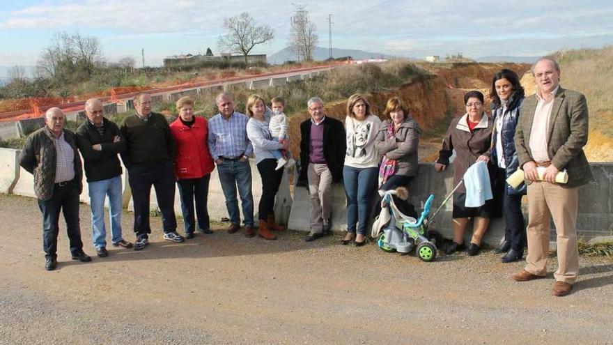 Polledo y Cuervas-Mons, a la derecha, junto a vecinos de San Miguel y Bobes en los terrenos del polígono.