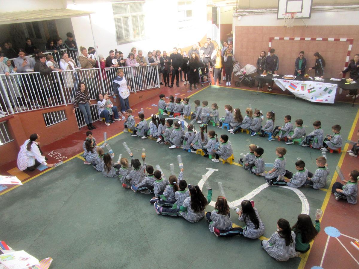 El alumnado de Infantil en la escenificación de ‘La botellà’.