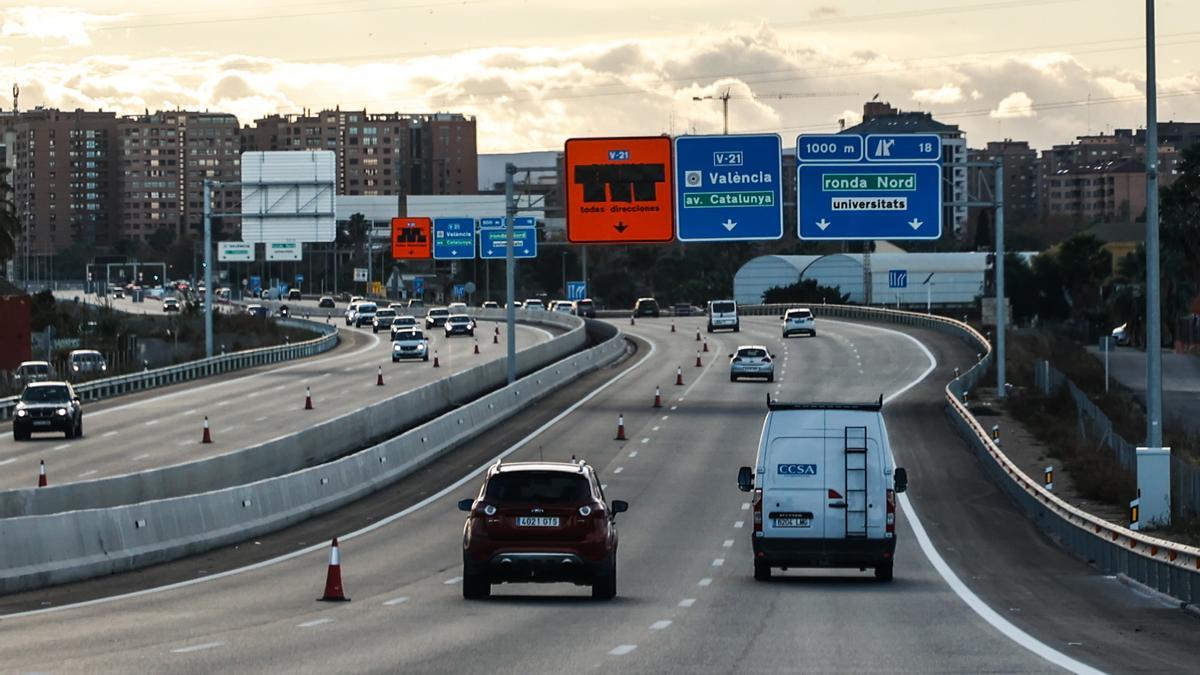 Los nuevos carteles de color naranja para el carril Bus-VAO.