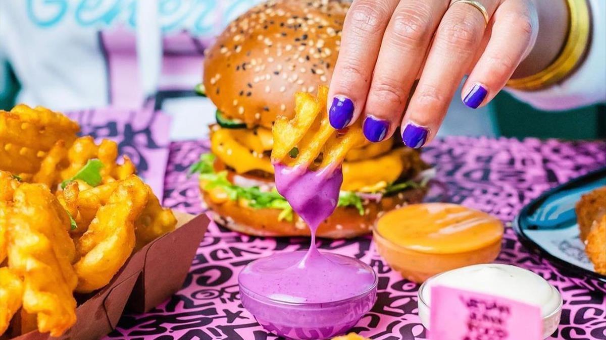 Todo en esta foto es vegano: Vegan Junk Food (Manresa, 4) es ideal para los adeptos del 'cruelty free' que echan de menos el McDonald's.