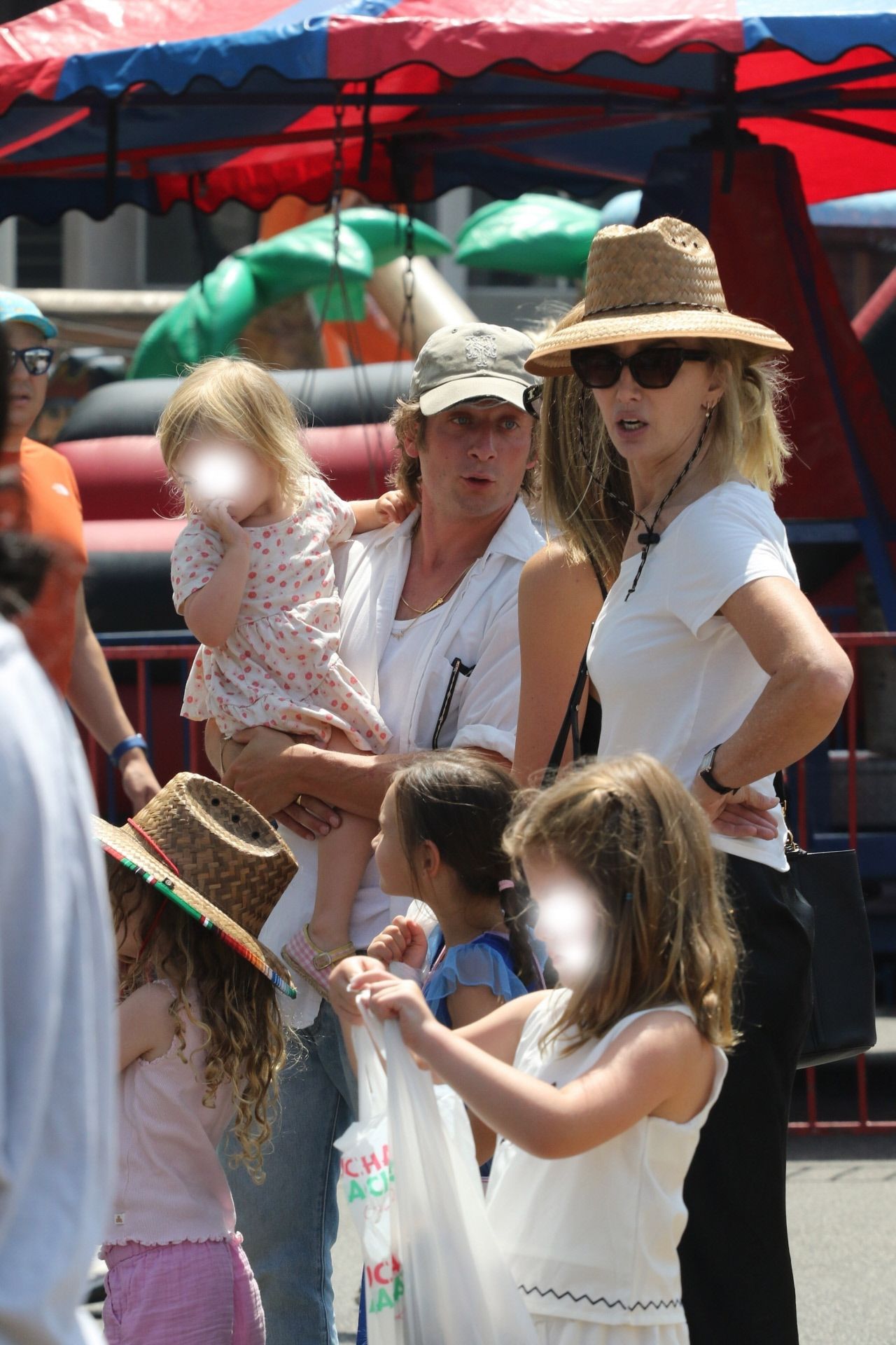 Jeremy Allen White en Los Ángeles con sus hijas.