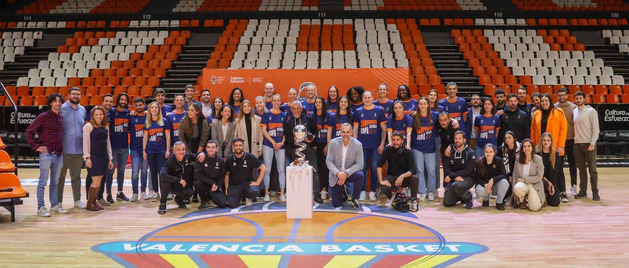 El Valencia Basket celebra a lo grande la Copa de la Reina con su afición