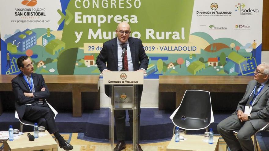 El consejero de Agricultura, Ganadería y Desarrollo Rural, Jesús Julio Carnero, inaugura el congreso &quot;Empresa y Mundo Rural&quot;.