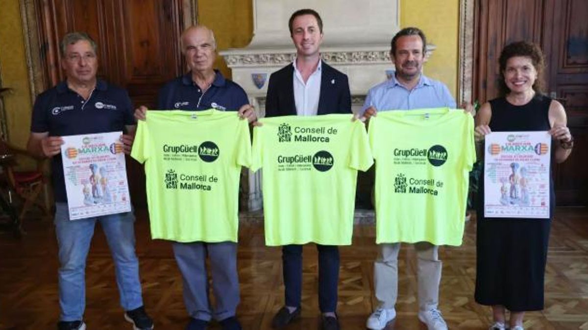 Organizadores del evento con la camiseta de este año