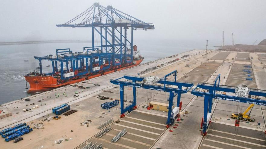 Llegada de las grandes grúas que operarán en el puerto chino de Chancay, Perú, en obras.