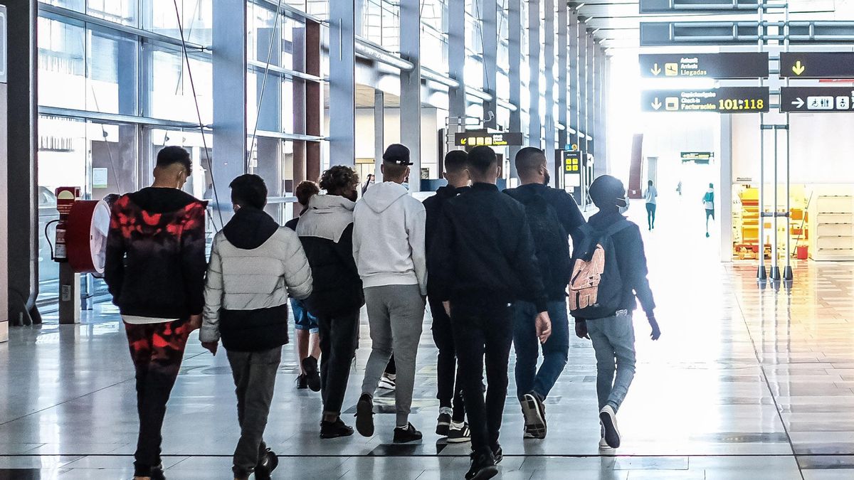 Un grupo de menores migrantes trasladados a Cataluña en el año 2021.