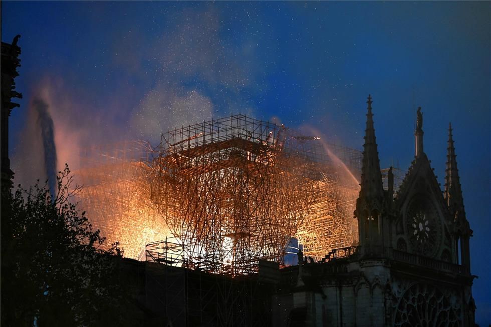 El día después del incendio de la catedral de Notre Dame