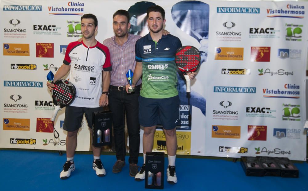 Campeones de 2ª masculina. Ernesto García y Alejandro Pina. Entregó el trofeo el jugador de pádel Alejandro Lluch