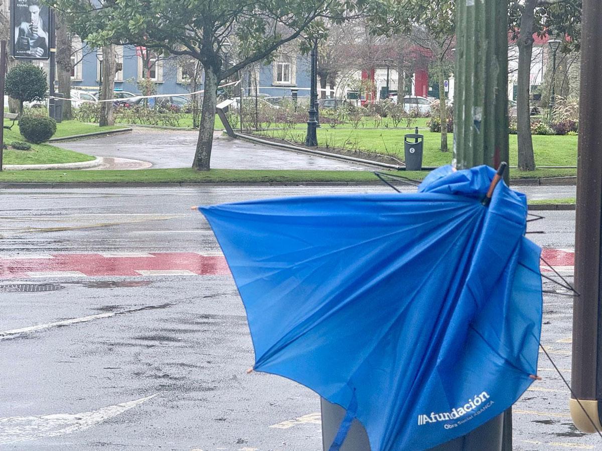 Paraguas roto por los efectos del temporal de viento y lluvia en A Coruña.