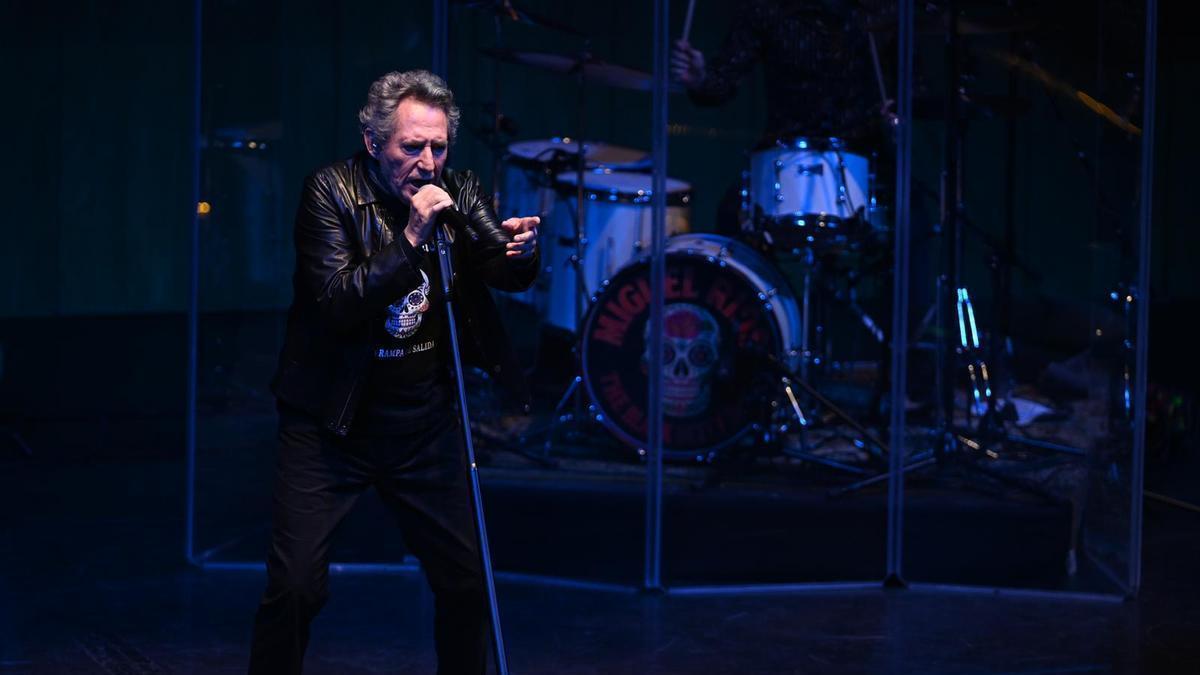 Miguel Ríos baila ‘El último vals’ con  los hijos del rock and roll de Zaragoza.