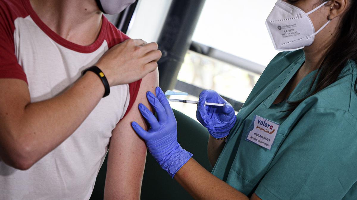 Un joven del próximo Erasmus recibe la vacuna contra el Covid-19 en el dispositivo puesto en marcha en la Facultad de Enfermería y Podología de la Universitat de Valencia, a 5 de julio de 2021, en Valencia, Comunidad Valenciana, (España)