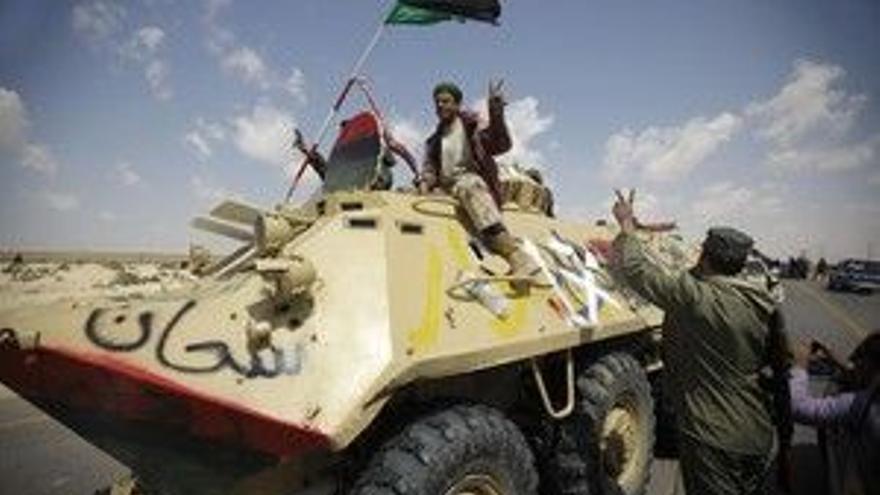 La ofensiva de Gadafi obliga a retroceder a los rebeldes en Brega