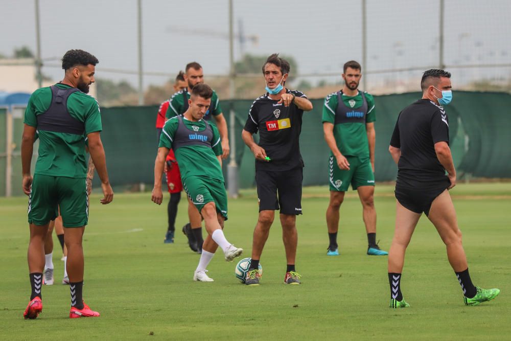 Se trata de su primer entrenamiento en este complejo deportivo para preparar el partido de mañana (22.00) en el Martínez Valero frente al Real Zaragoza.