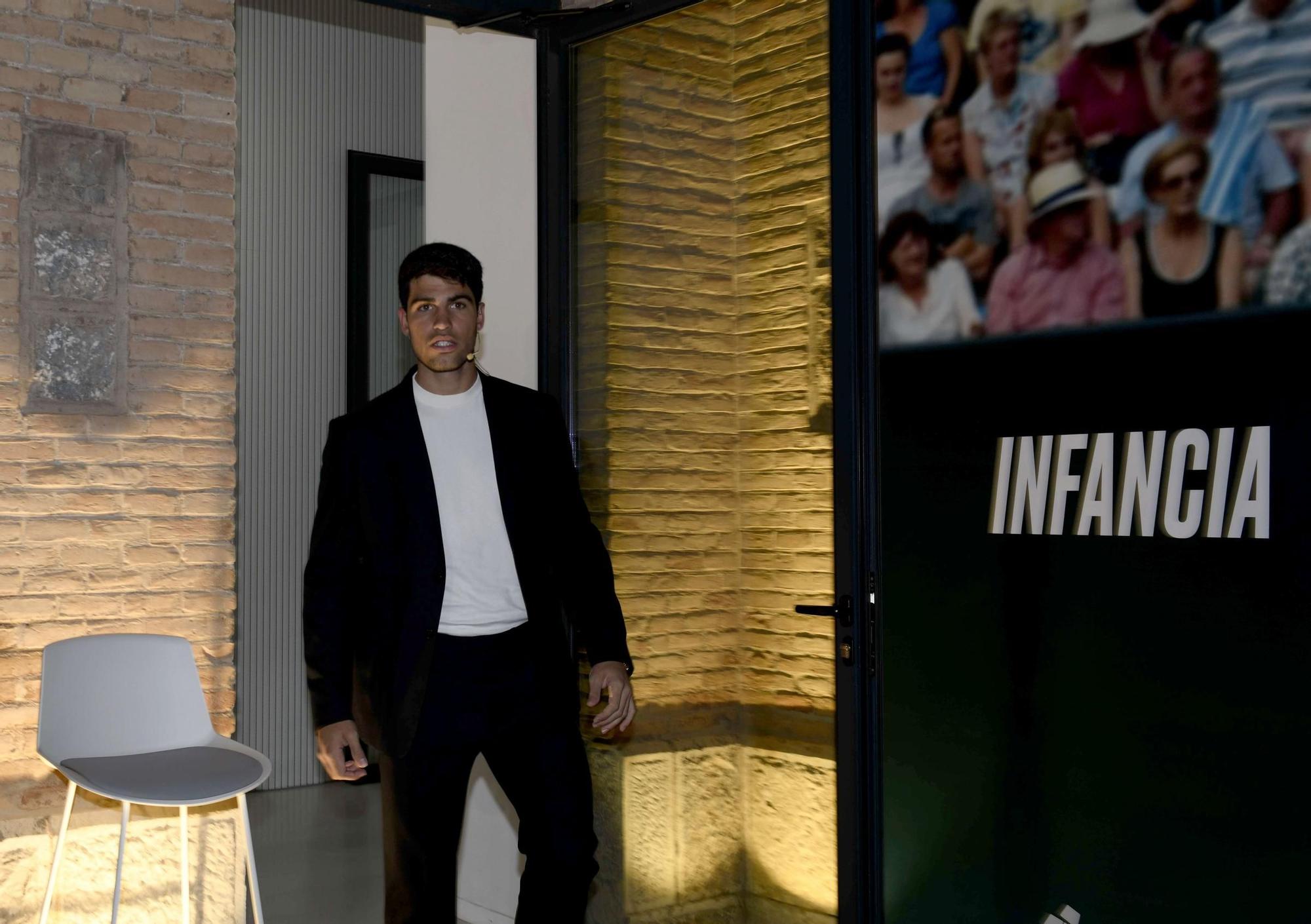 Así ha sido la inauguración de la exposición de Carlos Alcaraz en la Cárcel Vieja de Murcia