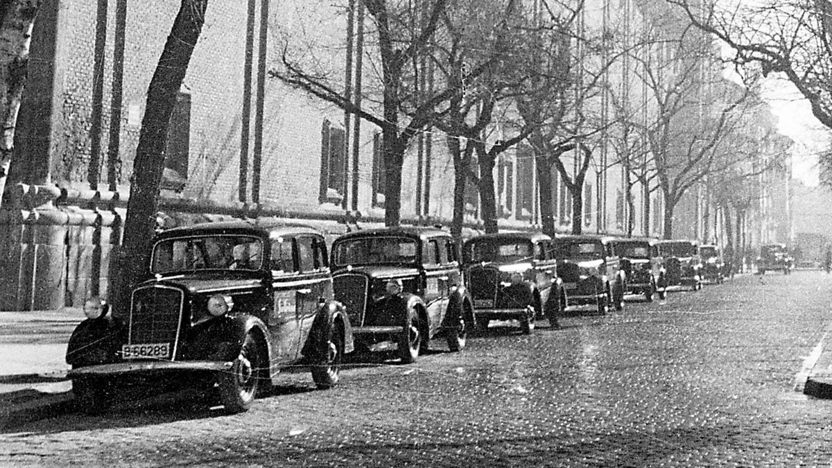Hilera de vehículos de alquiler en la fachada de la Basílica del Pilar, 1941
