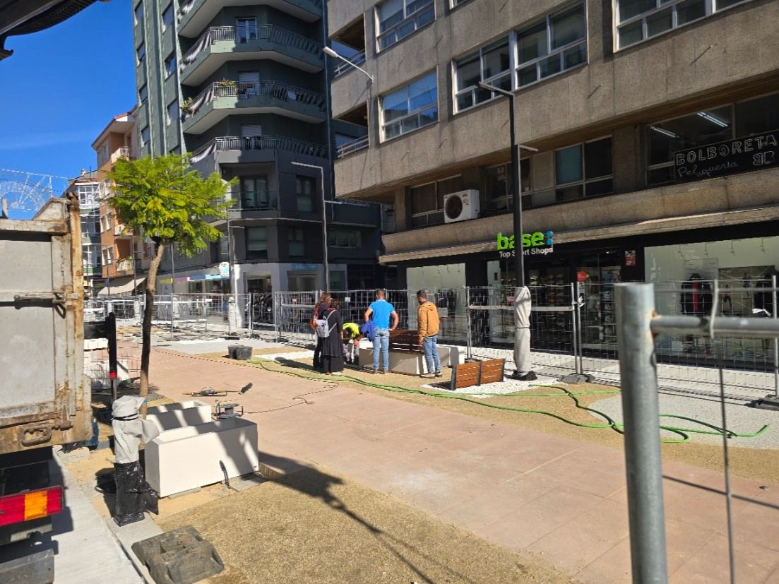 La calle de Clara Campoamor, antes Conde Vallelano, afronta la instalación de mobiliario y la plantación de jacarandas.