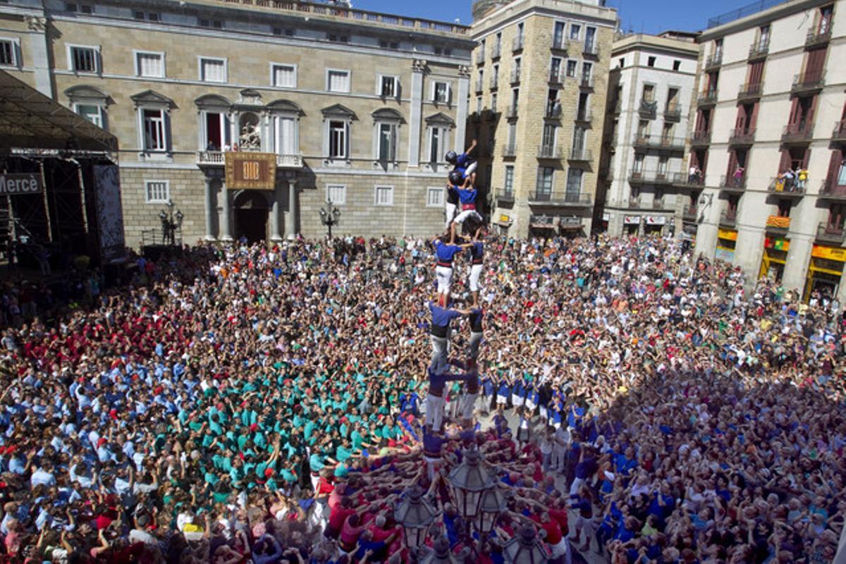 Una enxaneta corona amb èxit la càrrega d’un castell davant la multitudinària assistència.