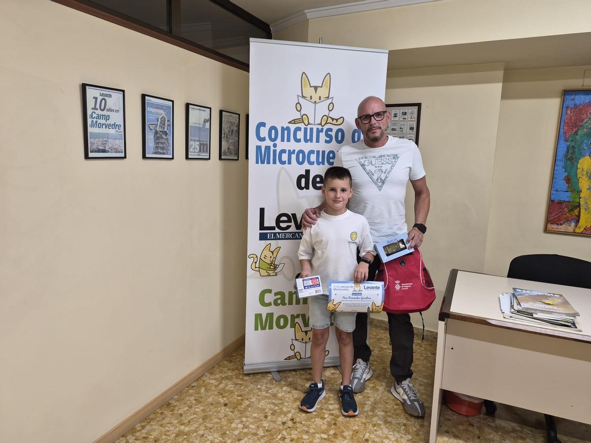 Concurso de Microcuentos: Los premiados recogen sus diplomas y regalos