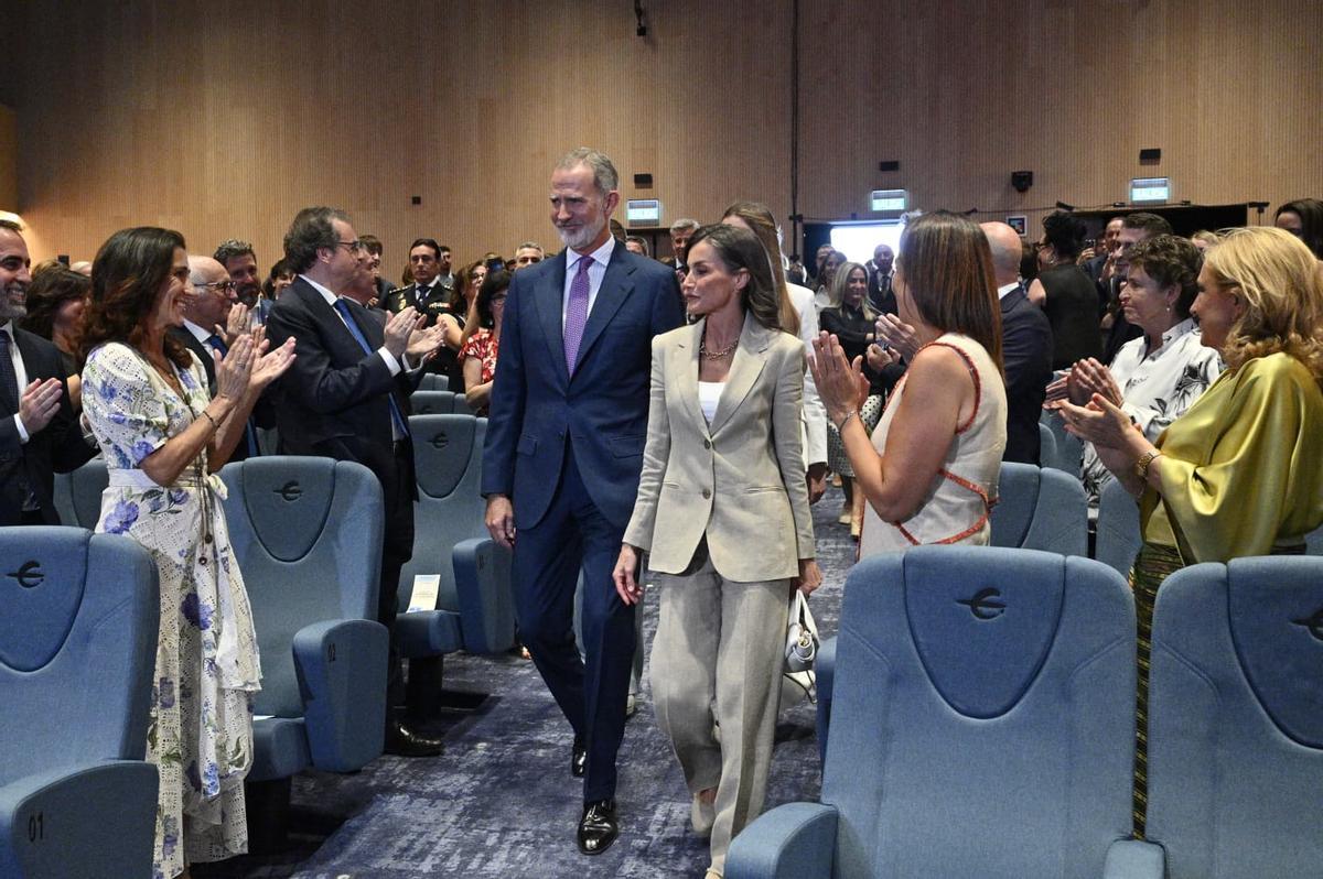 En imágenes | Los reyes Felipe VI, Letizia y la princesa Leonor arropan a la infanta Sofía en su primer discurso en solitario en Zaragoza En imágenes | Los reyes Felipe VI, Letizia y la princesa Leonor arropan a la infanta Sofía en su primer discurso en solitario en Zaragoza