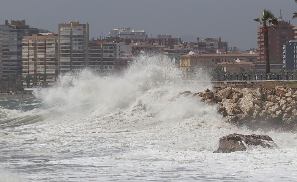 Temporal de viento y olas en las playas de Málaga