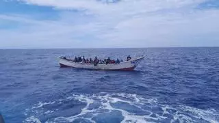 Rescatados 52 migrantes de un cayuco que ha acabado hundido al sur de Tenerife