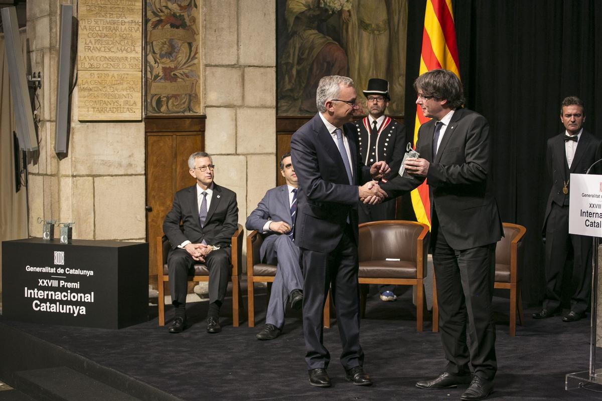 El 'expresident' Carles Puigdemont entrega a Baselga en 2016 el XXVIII Premi Internacional Catalunya. También lo ganan los doctores Manel Esteller y Joan Massagué.
