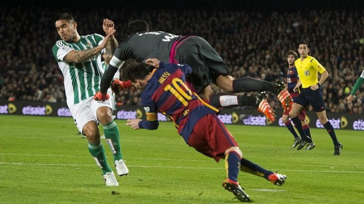 Messi, arrollado por el portero Adán en el Camp Nou.
