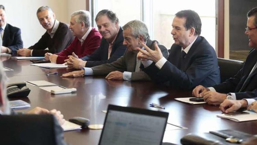 La junta directiva de Conxemar, con su presidente, José Luis Freire, y el alcalde, Abel Caballero. // A. Irago