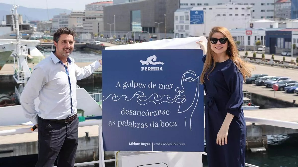 Pereira estrena un verso de Miriam Reyes en su histórica valla de Beiramar