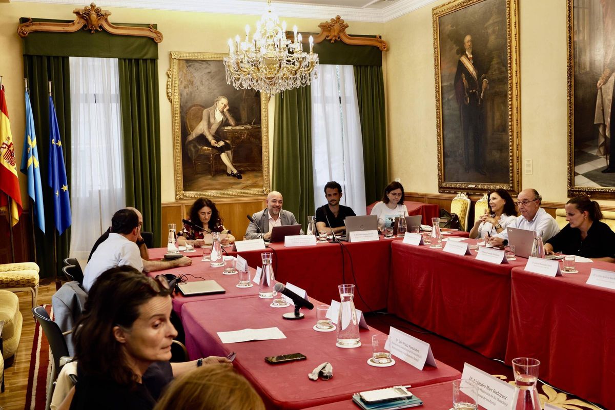 Participantes en el consejo, ayer, en el salón de recepciones del Ayuntamiento.